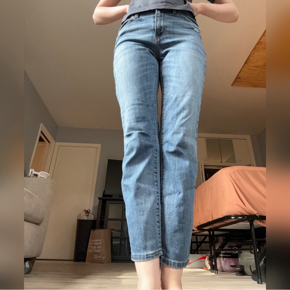 Women’s Size 8 Distressed Levi’s Jeans